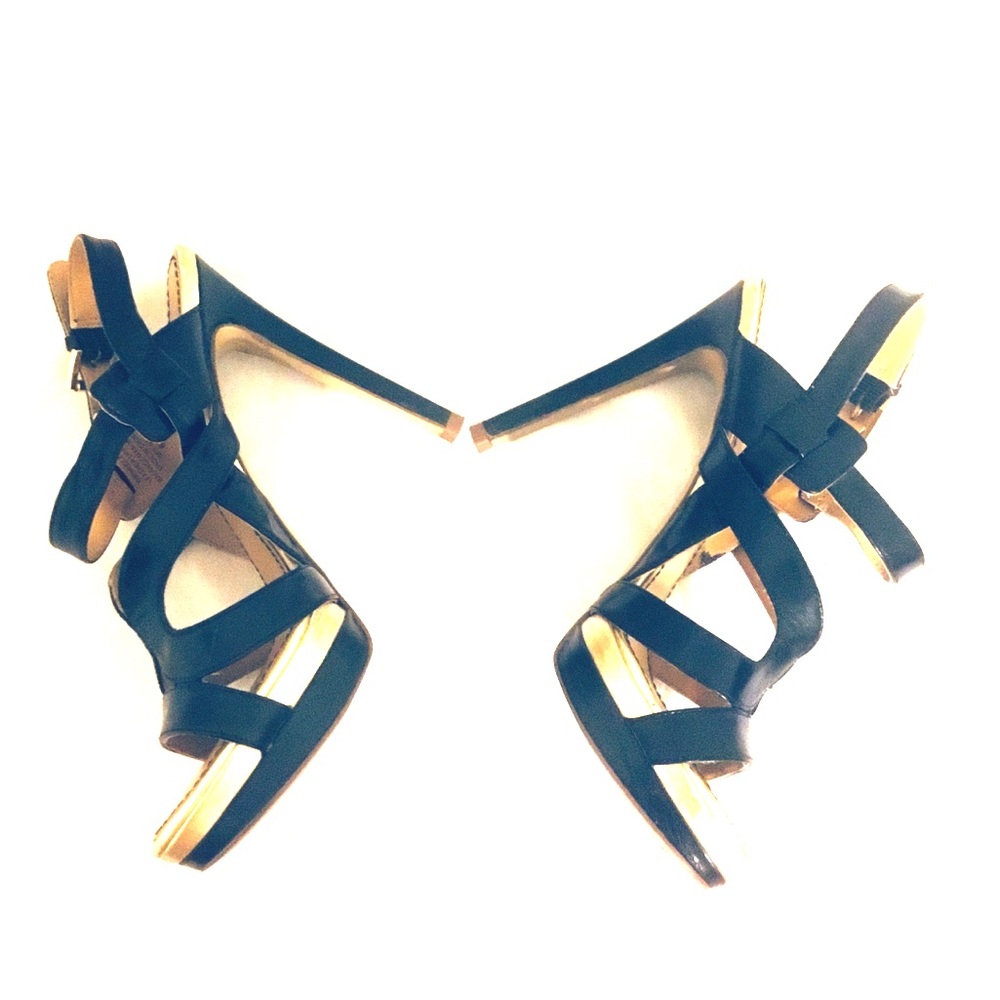 ❤️HOST PICK❤️Nine West black and Gold heels